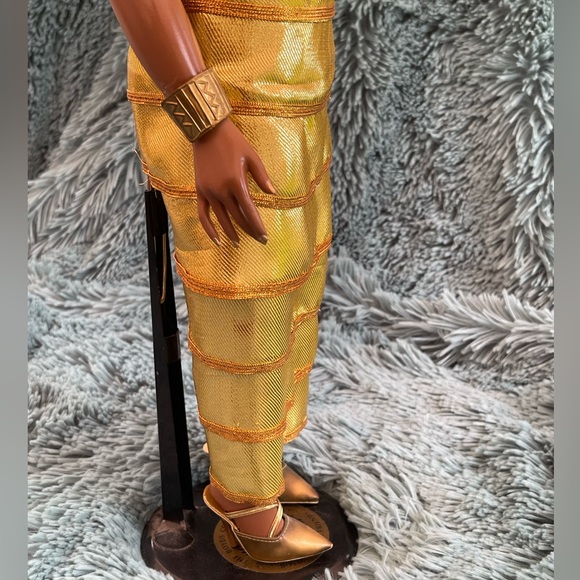 Sass n Class ANNIE LEE “Glamorous in Gold” 17.5” Doll - Picture 3 of 6